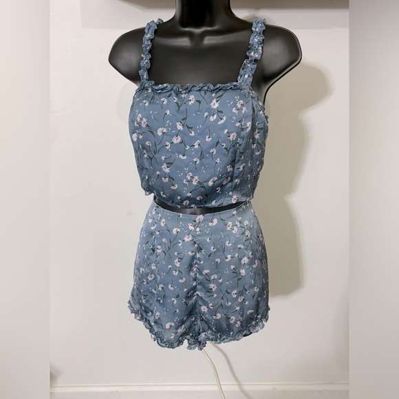 Lulu’s Crosswinds tight Blue Floral Print Ruffled Crop Top & shorts set. Size S - Picture 4 of 10